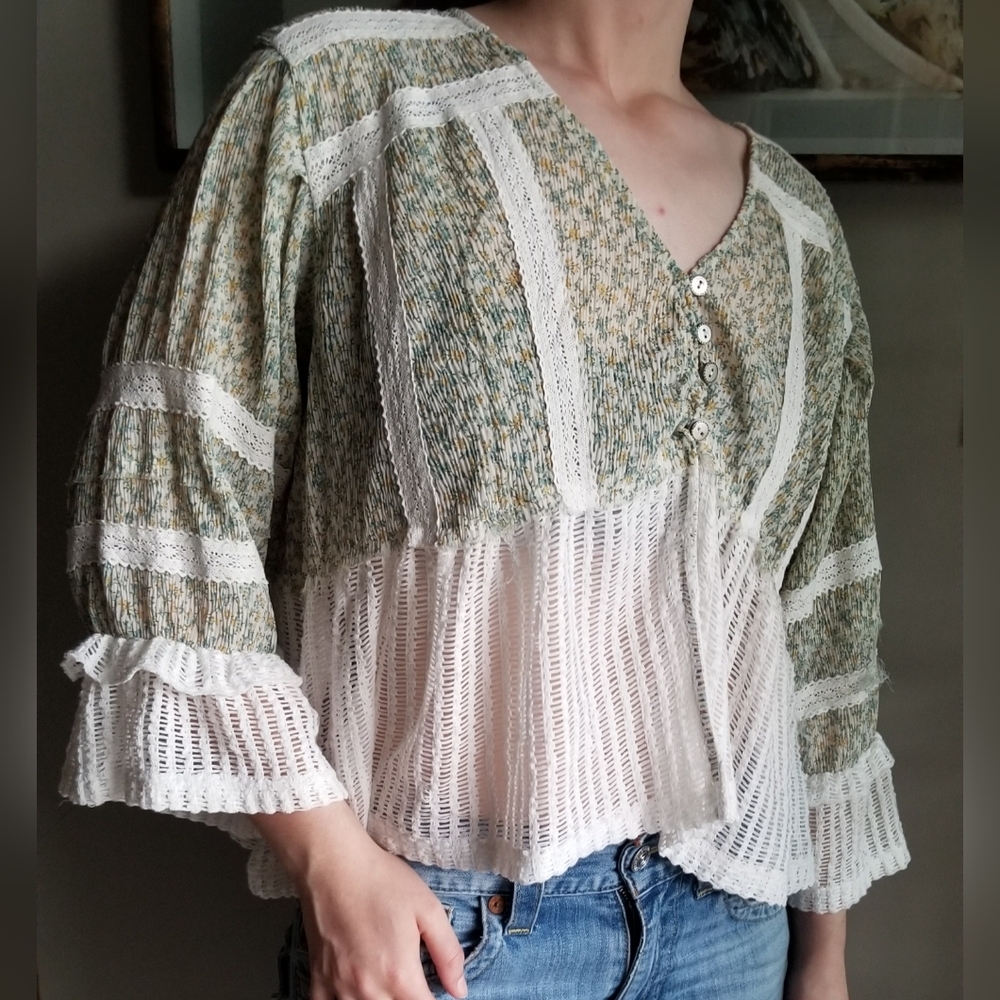 POL Green and Cream V-Neck Lace-Trim Peasant Blouse Cute